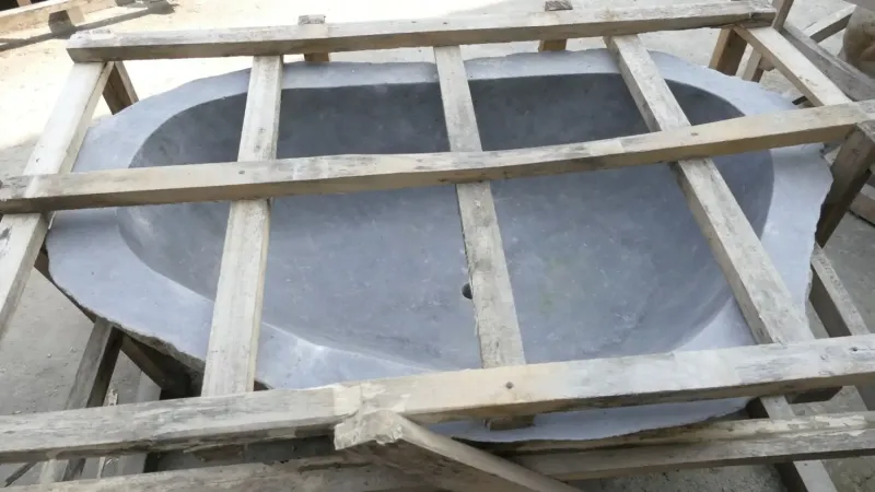 Waschbecken aus Riverstone, Oberfläche naturbelassen, innen poliert. Länge 150 cm, Breite 93 cm, Höhe 53 cm, Tiefe 36 cm. 